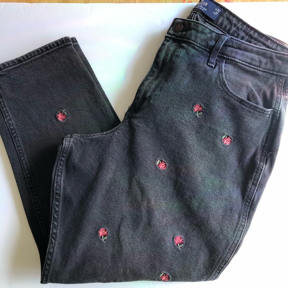 Hollister Curvy high-rise mom jeans|black denim| Rose jeans embroidered| Size 15